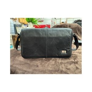 Black Leather shoulder bag by Wilson’s Leather